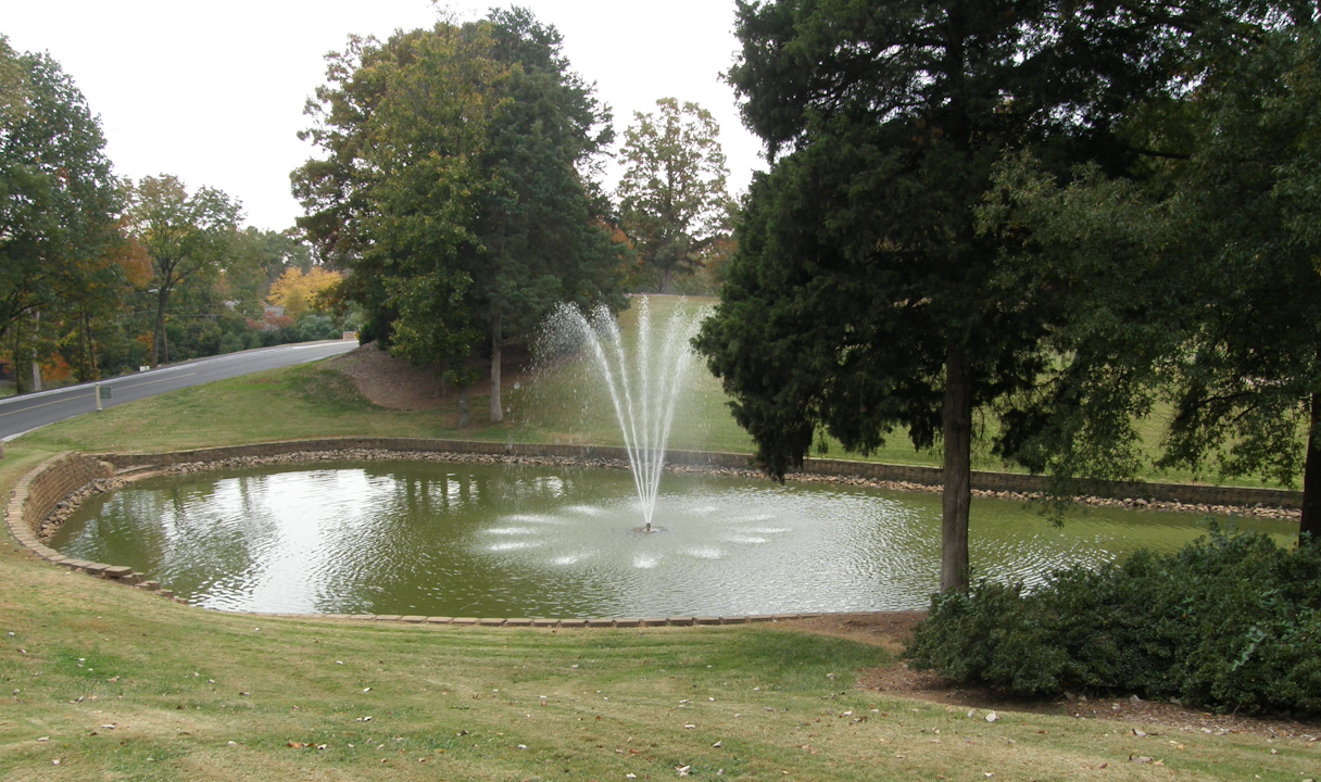 River Hills Pond and Fountain